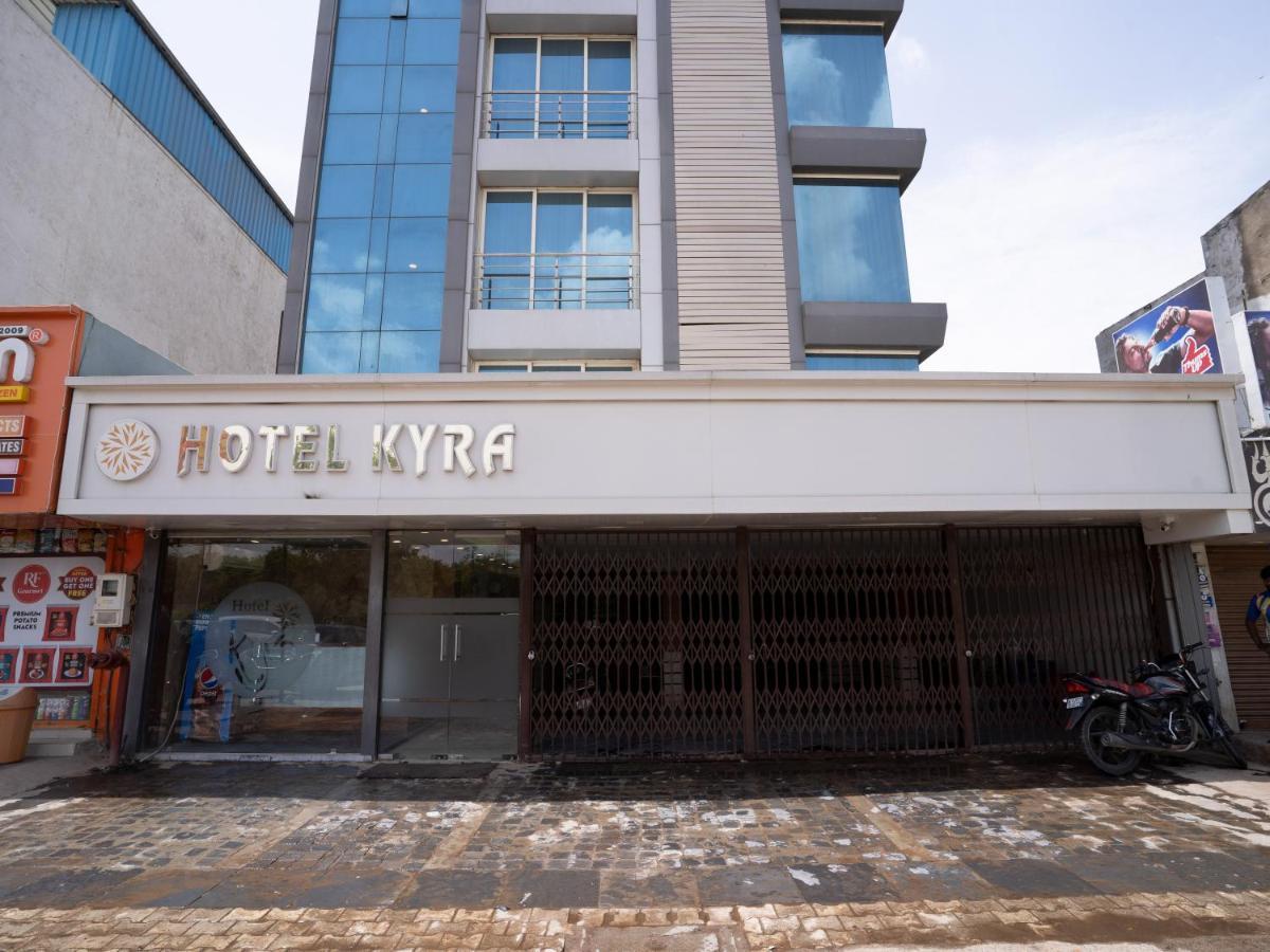 Hotel Kyra Airport 아흐메다바드 외부 사진